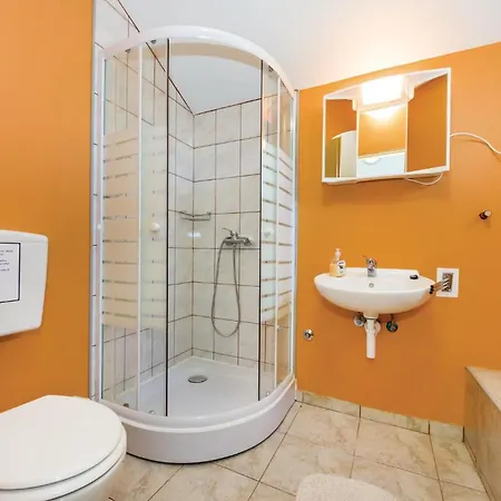 4 Bedroom Lovely In Kakma * Polaca