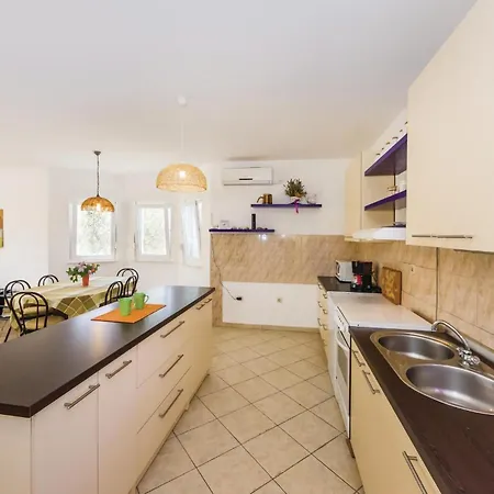 4 Bedroom Lovely In Kakma Holiday home *