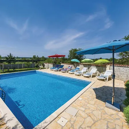 4 Bedroom Lovely In Kakma Holiday home