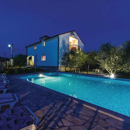 4 Bedroom Lovely In Kakma Holiday home *