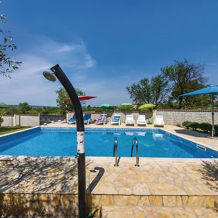 4 Bedroom Lovely In Kakma * Polaca